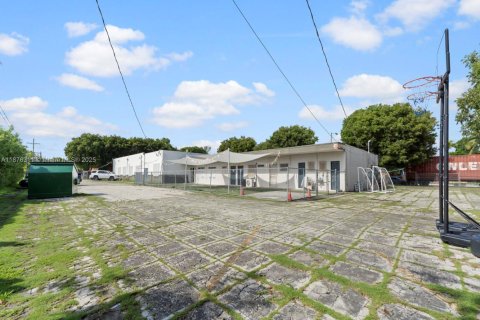 Commercial property in Miami, Florida № 1928629 - photo 18