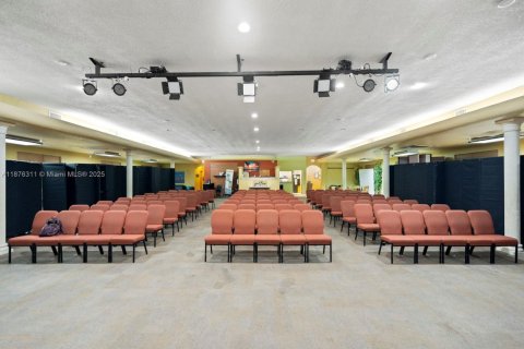 Commercial property in Miami, Florida № 1928629 - photo 11