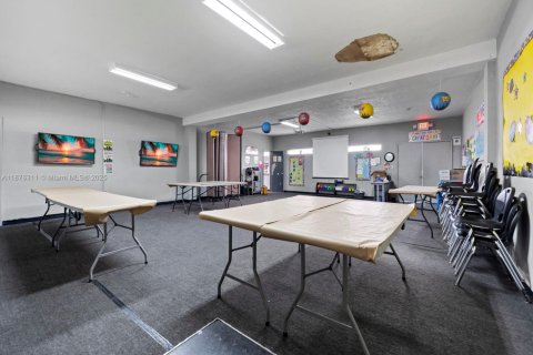 Commercial property in Miami, Florida № 1928629 - photo 16