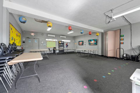 Commercial property in Miami, Florida № 1928629 - photo 15