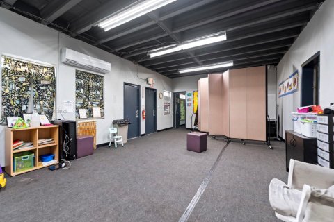 Commercial property in Miami, Florida № 1928629 - photo 17