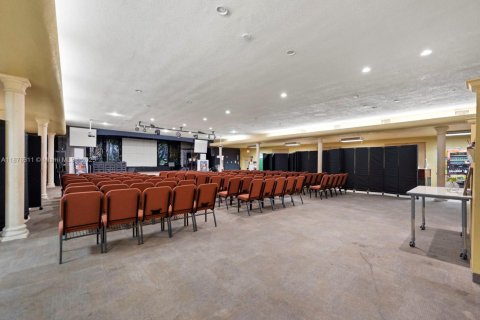 Commercial property in Miami, Florida № 1928629 - photo 8