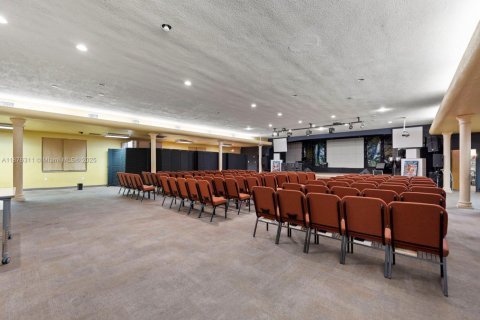 Commercial property in Miami, Florida № 1928629 - photo 6