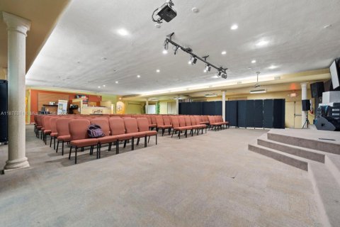 Commercial property in Miami, Florida № 1928629 - photo 12
