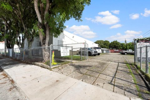 Commercial property in Miami, Florida № 1928629 - photo 19
