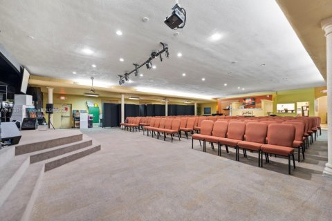 Commercial property in Miami, Florida № 1928629 - photo 10