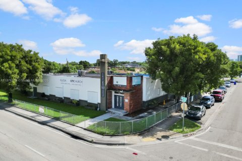 Commercial property in Miami, Florida № 1928629 - photo 1