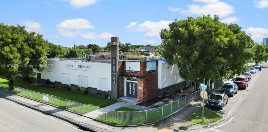 Commercial property in Miami, Florida № 1928629