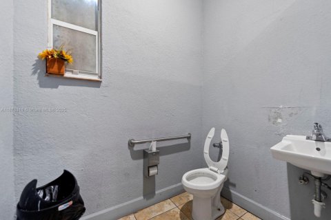 Commercial property in Miami, Florida № 1928629 - photo 13