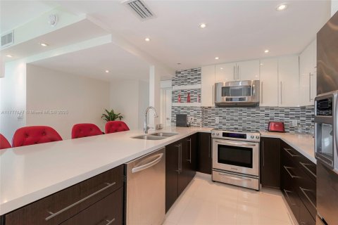 Condo in Sunny Isles Beach, Florida, 2 bedrooms  № 1711408 - photo 23