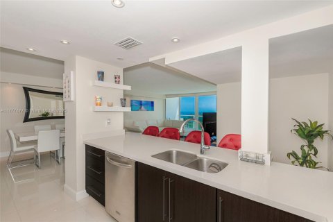 Condo in Sunny Isles Beach, Florida, 2 bedrooms  № 1711408 - photo 24