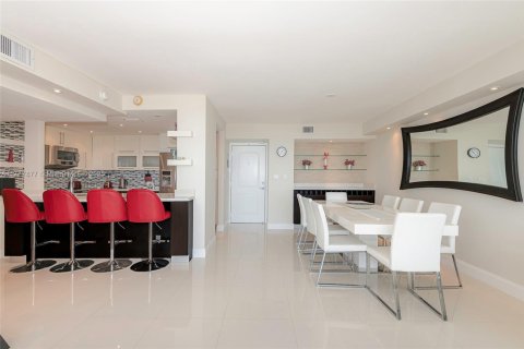 Condo in Sunny Isles Beach, Florida, 2 bedrooms  № 1711408 - photo 19