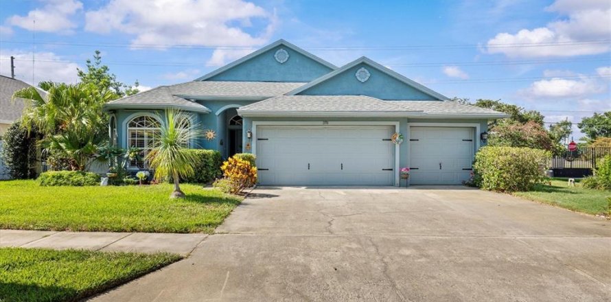 House in Tarpon Springs, Florida 4 bedrooms, 181.62 sq.m. № 1740729