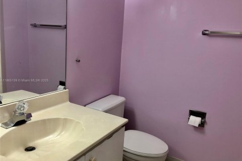 Condo in Miami, Florida, 2 bedrooms  № 1893429 - photo 12