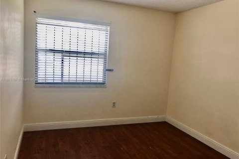Condo in Miami, Florida, 2 bedrooms  № 1893429 - photo 11