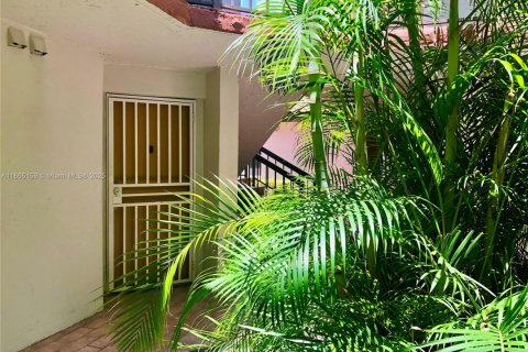 Condo in Miami, Florida, 2 bedrooms  № 1893429 - photo 2