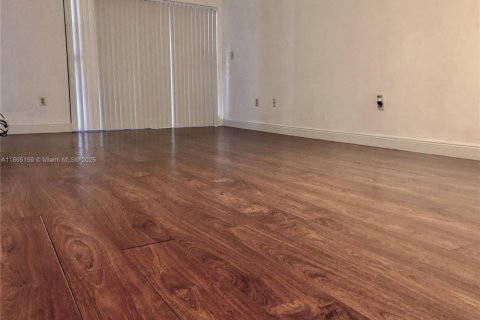 Condo in Miami, Florida, 2 bedrooms  № 1893429 - photo 5