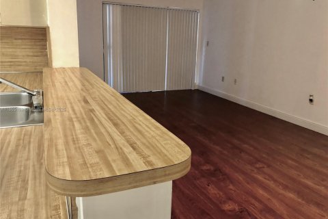 Condo in Miami, Florida, 2 bedrooms  № 1893429 - photo 6