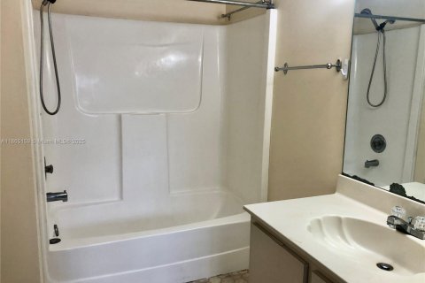 Condo in Miami, Florida, 2 bedrooms  № 1893429 - photo 9