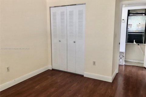 Condo in Miami, Florida, 2 bedrooms  № 1893429 - photo 10