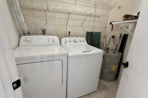 Condo in Miami, Florida, 2 bedrooms  № 1893429 - photo 15