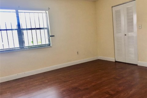 Condo in Miami, Florida, 2 bedrooms  № 1893429 - photo 8