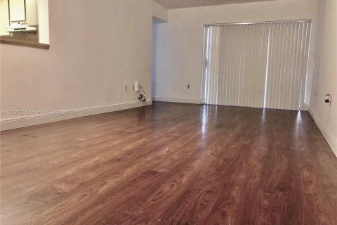 Condo in Miami, Florida, 2 bedrooms  № 1893429 - photo 4