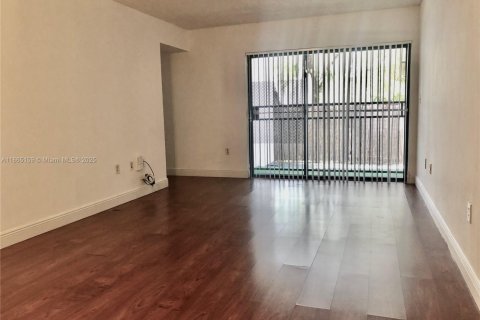 Condo in Miami, Florida, 2 bedrooms  № 1893429 - photo 3