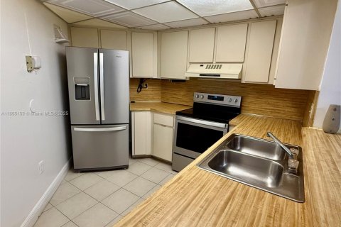 Condo in Miami, Florida, 2 bedrooms  № 1893429 - photo 7