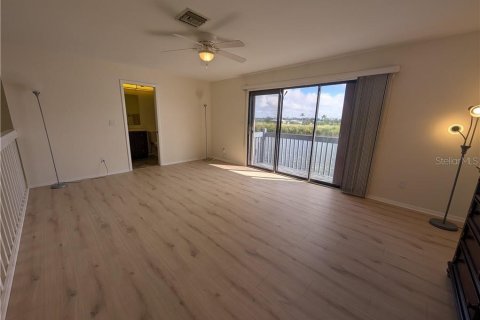 Condo in Cape Coral, Florida, 2 bedrooms  № 2142563 - photo 15