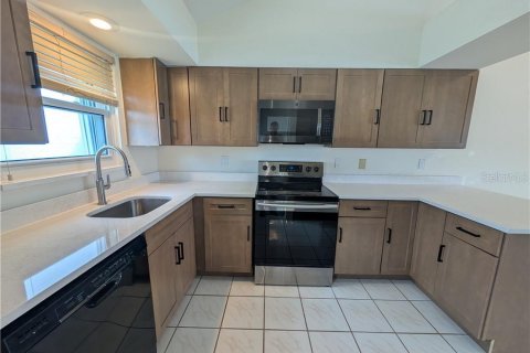 Condo in Cape Coral, Florida, 2 bedrooms  № 2142563 - photo 4
