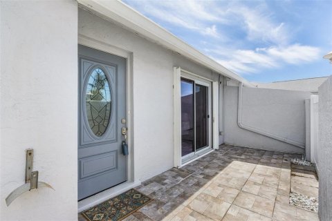 Condo in Cape Coral, Florida, 2 bedrooms  № 2142563 - photo 3