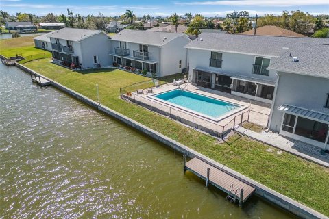 Condo in Cape Coral, Florida, 2 bedrooms  № 2142563 - photo 22