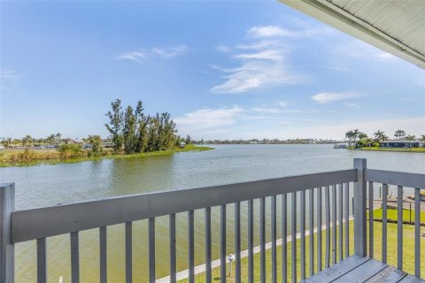 Condo in Cape Coral, Florida, 2 bedrooms  № 2142563 - photo 17