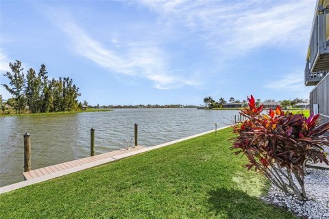 Condo in Cape Coral, Florida, 2 bedrooms  № 2142563 - photo 21