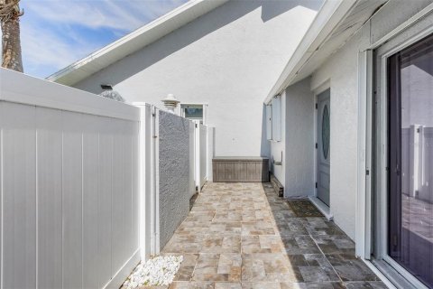 Condo in Cape Coral, Florida, 2 bedrooms  № 2142563 - photo 2