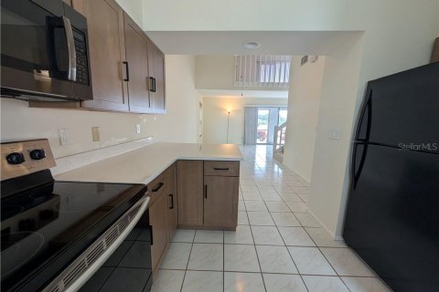 Condo in Cape Coral, Florida, 2 bedrooms  № 2142563 - photo 5