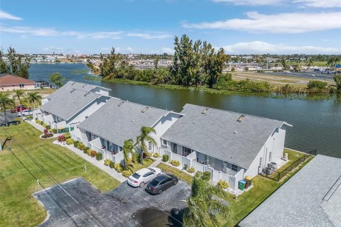Condo in Cape Coral, Florida, 2 bedrooms  № 2142563 - photo 24