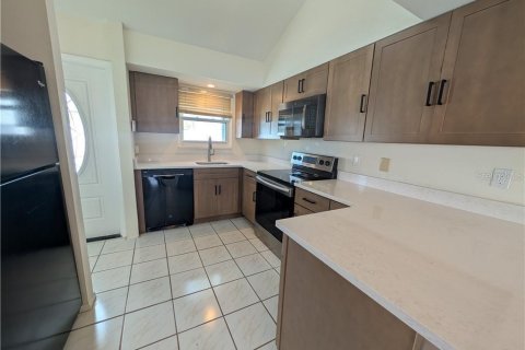 Condo in Cape Coral, Florida, 2 bedrooms  № 2142563 - photo 6