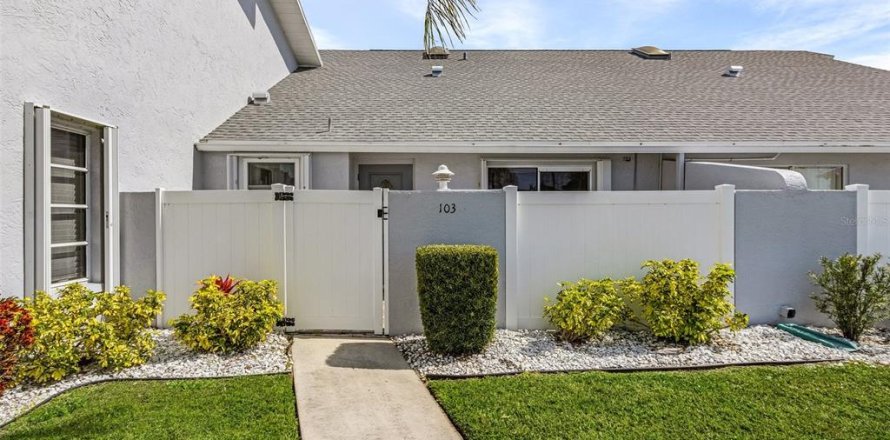 Condo in Cape Coral, Florida, 2 bedrooms  № 2142563