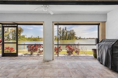 Condo in Cape Coral, Florida, 2 bedrooms  № 2142563 - photo 9