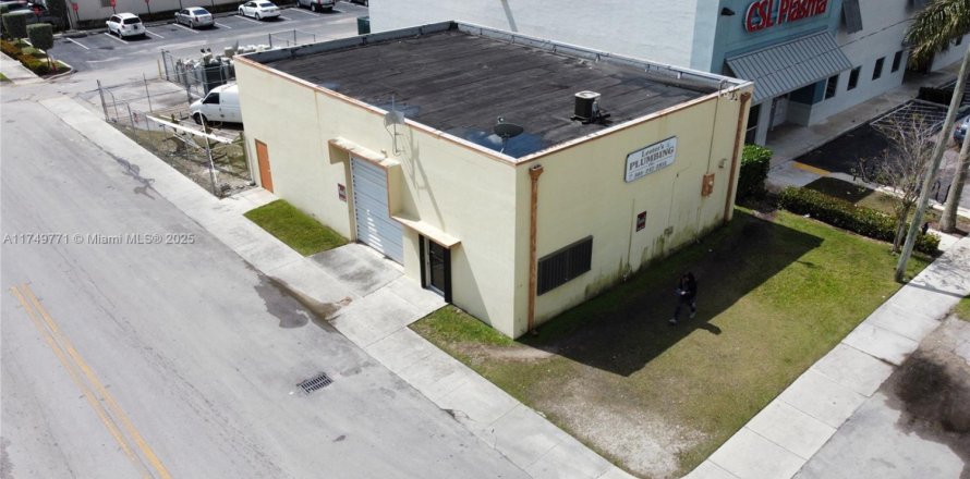 Commercial property in Homestead, Florida № 1691942