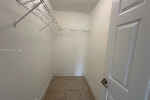 Снять в аренду таунхаус в Форт-Лодердейл, Флорида 3 спальни, 141.21м2, № 2005546 - фото 25