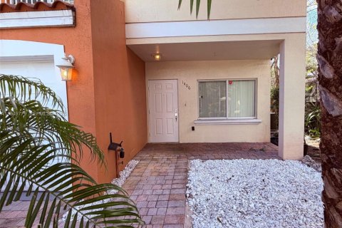 Снять в аренду таунхаус в Форт-Лодердейл, Флорида 3 спальни, 141.21м2, № 2005546 - фото 3