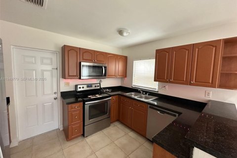 Снять в аренду таунхаус в Форт-Лодердейл, Флорида 3 спальни, 141.21м2, № 2005546 - фото 7