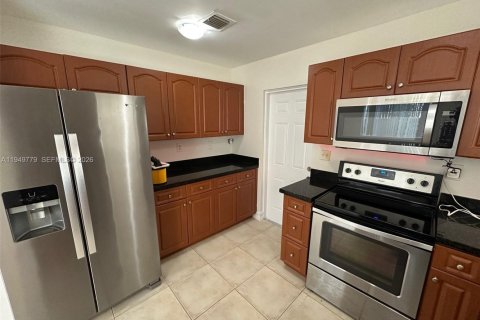 Снять в аренду таунхаус в Форт-Лодердейл, Флорида 3 спальни, 141.21м2, № 2005546 - фото 8