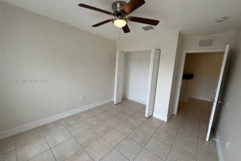 Снять в аренду таунхаус в Форт-Лодердейл, Флорида 3 спальни, 141.21м2, № 2005546 - фото 16