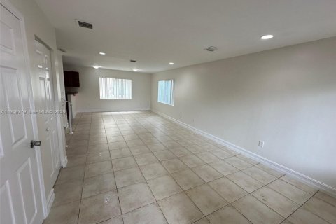 Снять в аренду таунхаус в Форт-Лодердейл, Флорида 3 спальни, 141.21м2, № 2005546 - фото 4