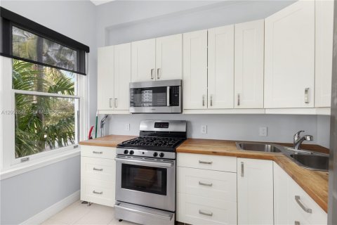 Copropriété à louer à Miami Beach, Floride: 49.8 m2 № 2068069 - photo 1