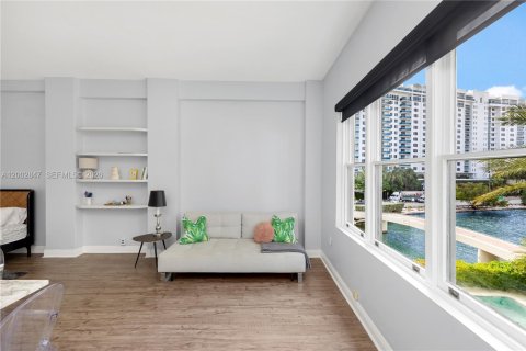 Condo in Miami Beach, Florida  № 2068069 - photo 1